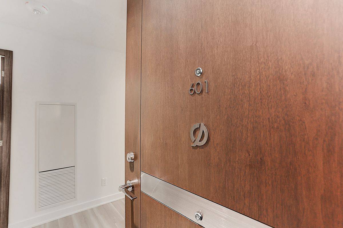 Toronto C01, ON M5V 0N1,17 Bathurst ST #601