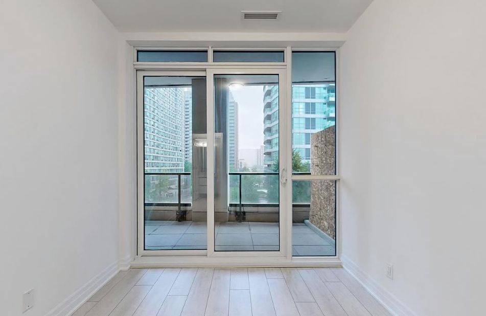 Mississauga, ON L5A 4C3,30 Elm DR W #301