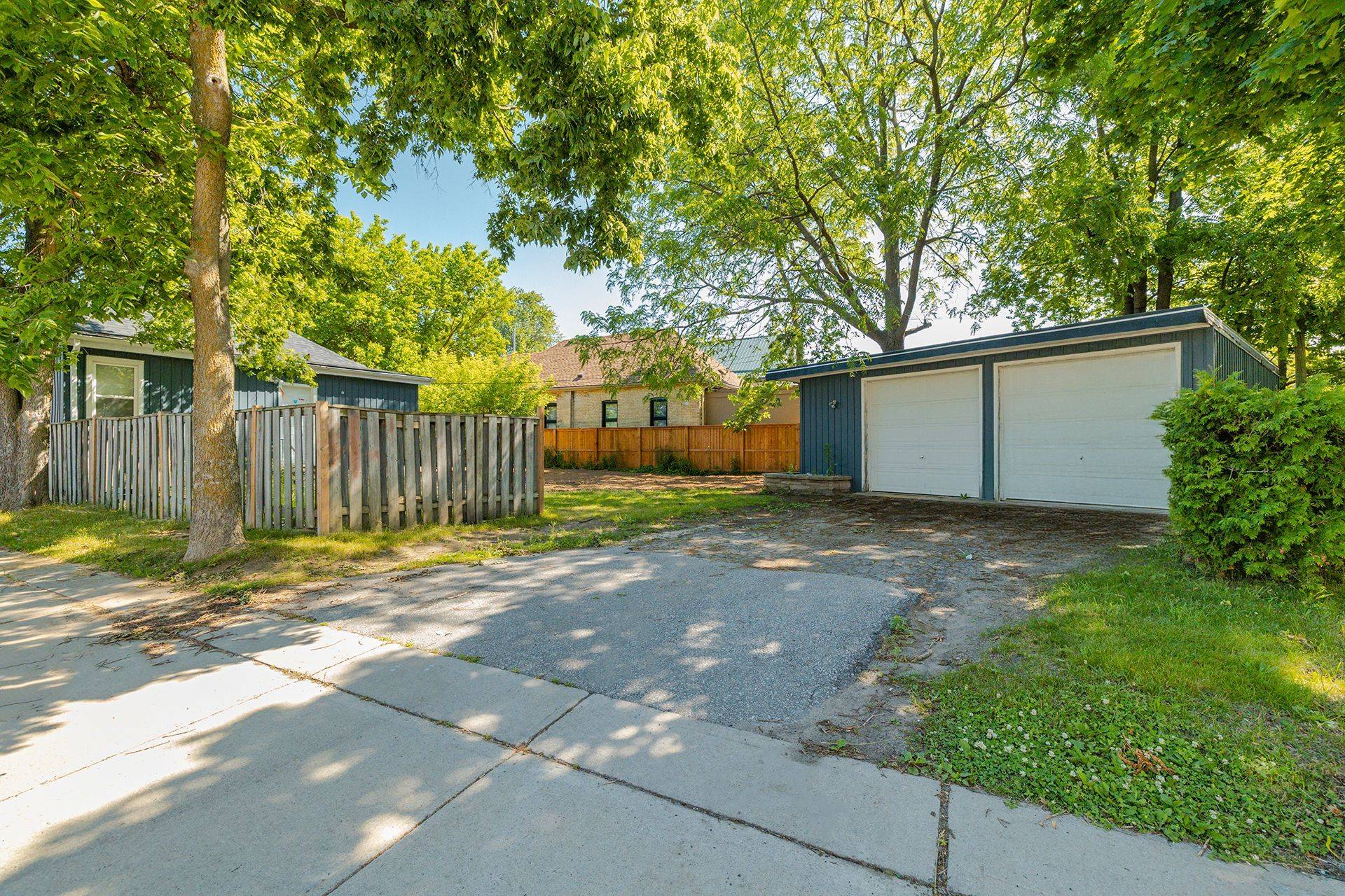 London East, ON N5Z 1S2,445 Hamilton RD