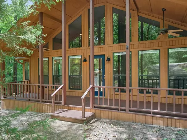 136 Lariat Loop, Holly Lake Ranch, TX 75765