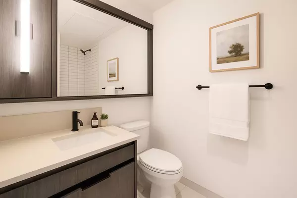 Toronto C01, ON M6J 0H3,5 Lakeview AVE #302