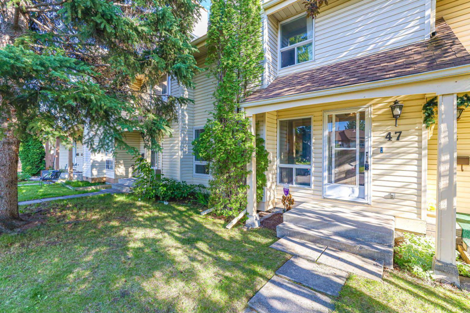 47 Woodhill CT SW, Calgary, AB T2W 3P1