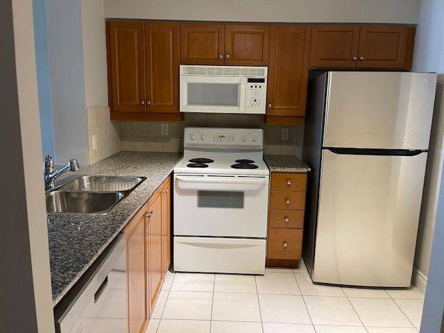 Toronto W01, ON M6S 5A6,2511 Bloor ST W #208