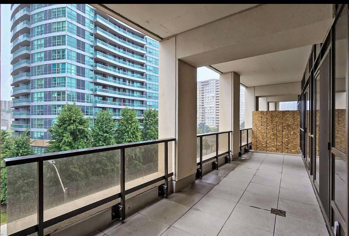 Mississauga, ON L5A 4C3,30 Elm DR W #301