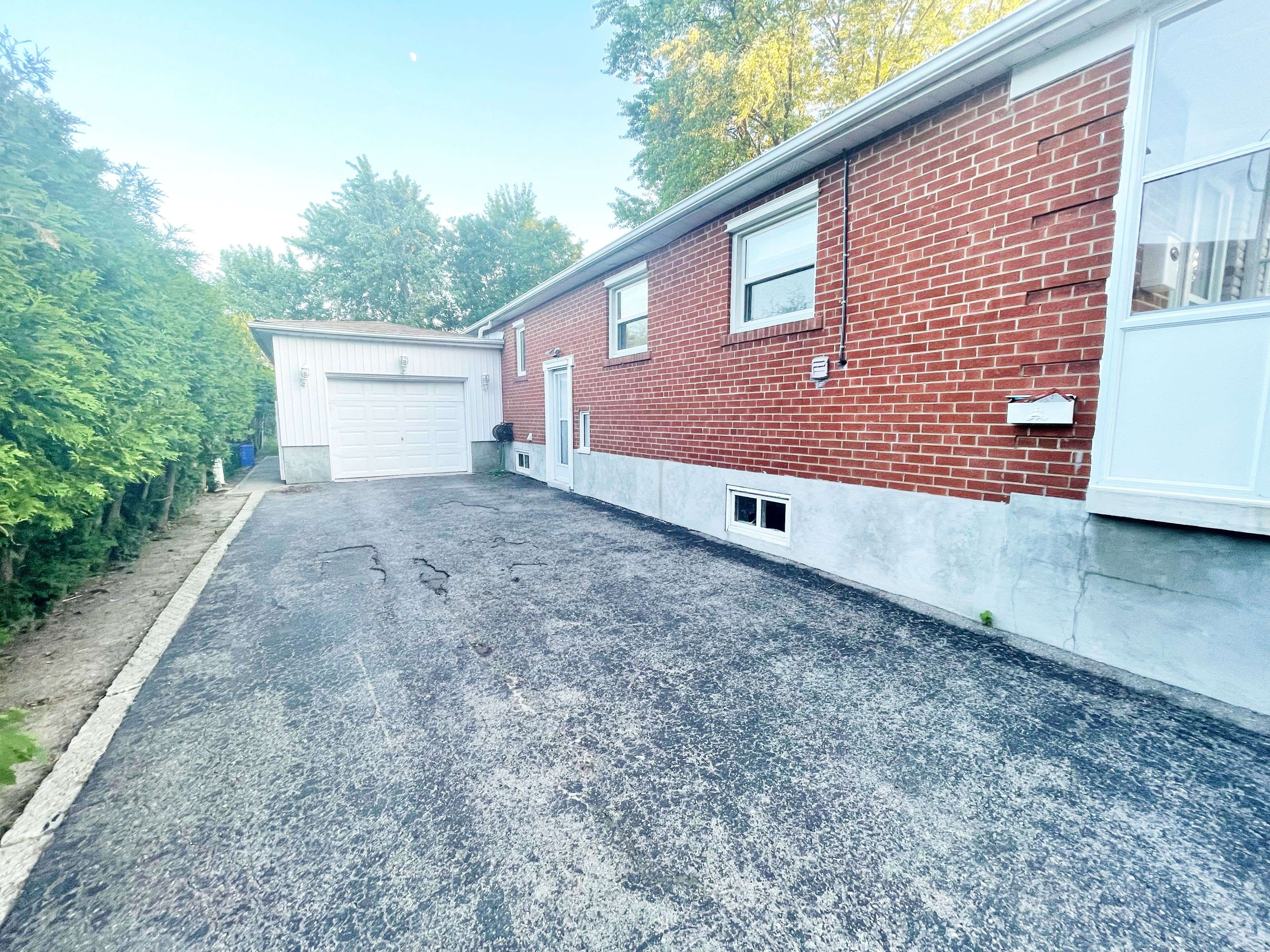 Richmond Hill, ON L4C 3A6,316 Gells RD #Lower