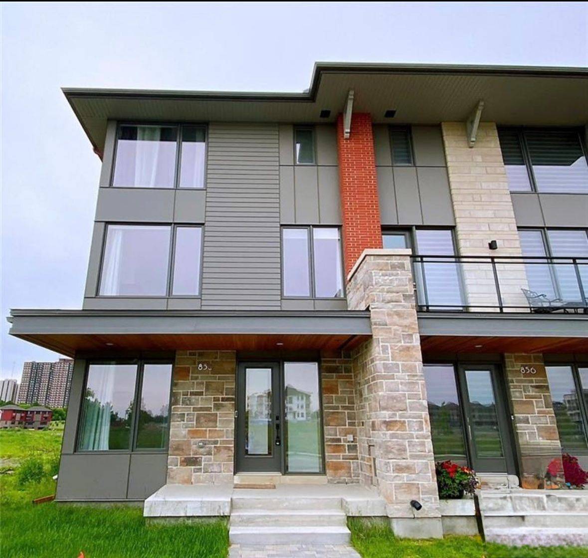 858 Mikinak RD, Manor Park - Cardinal Glen And Area, ON K1K 4Z8