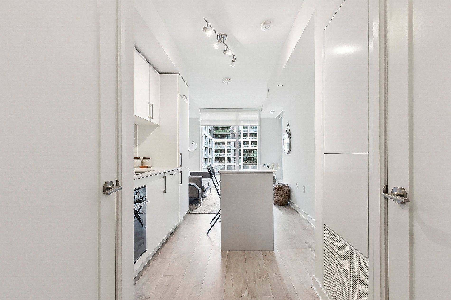 Toronto C01, ON M5V 1C1,576 Front ST W #302