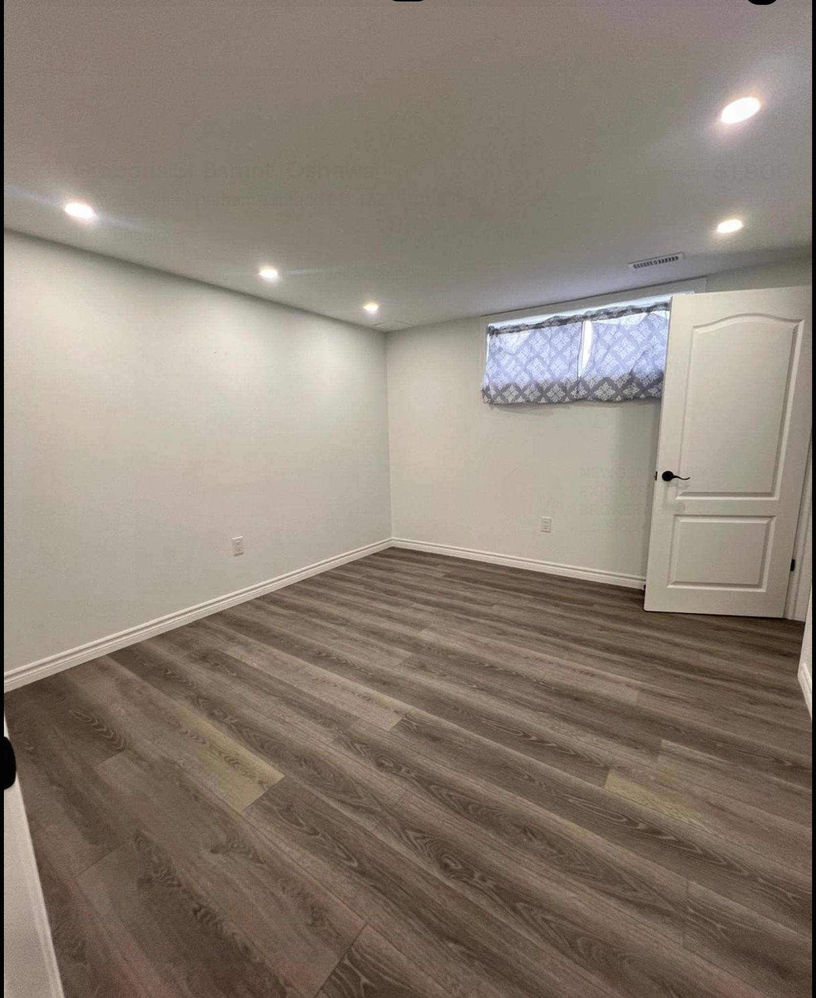 Oshawa, ON L1J 4Z7,633 Gibbons ST E