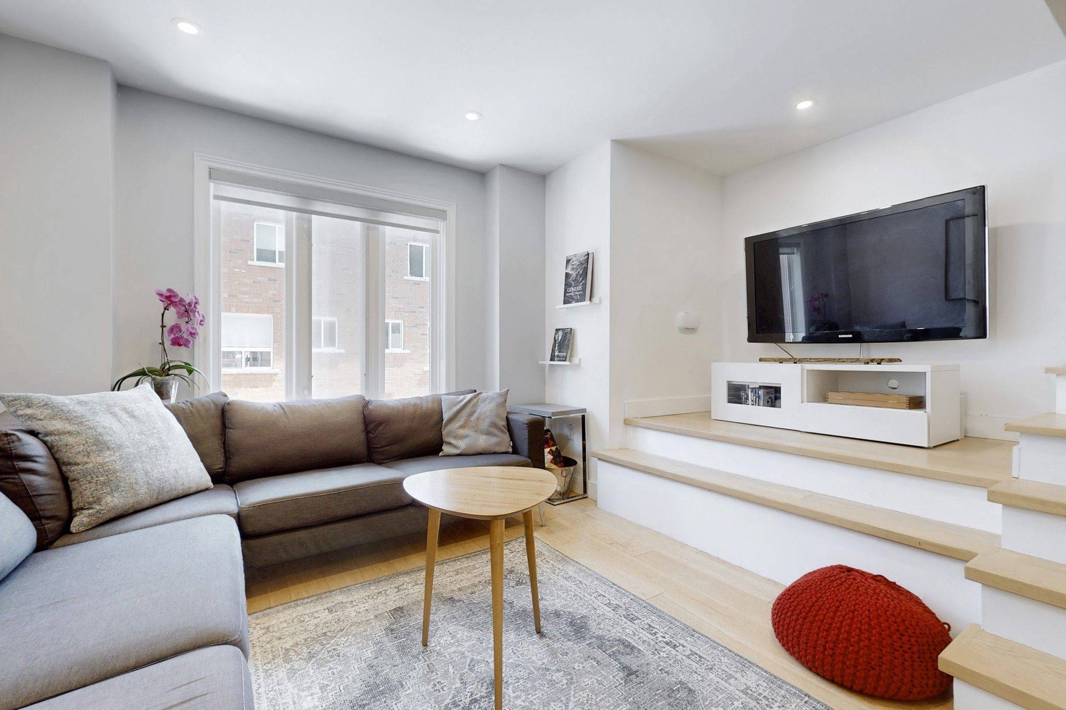 6 Grogan Mews, Toronto W02, ON M6H 4J9