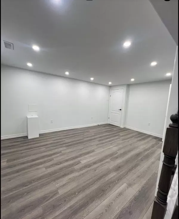 Oshawa, ON L1J 4Z7,633 Gibbons ST E