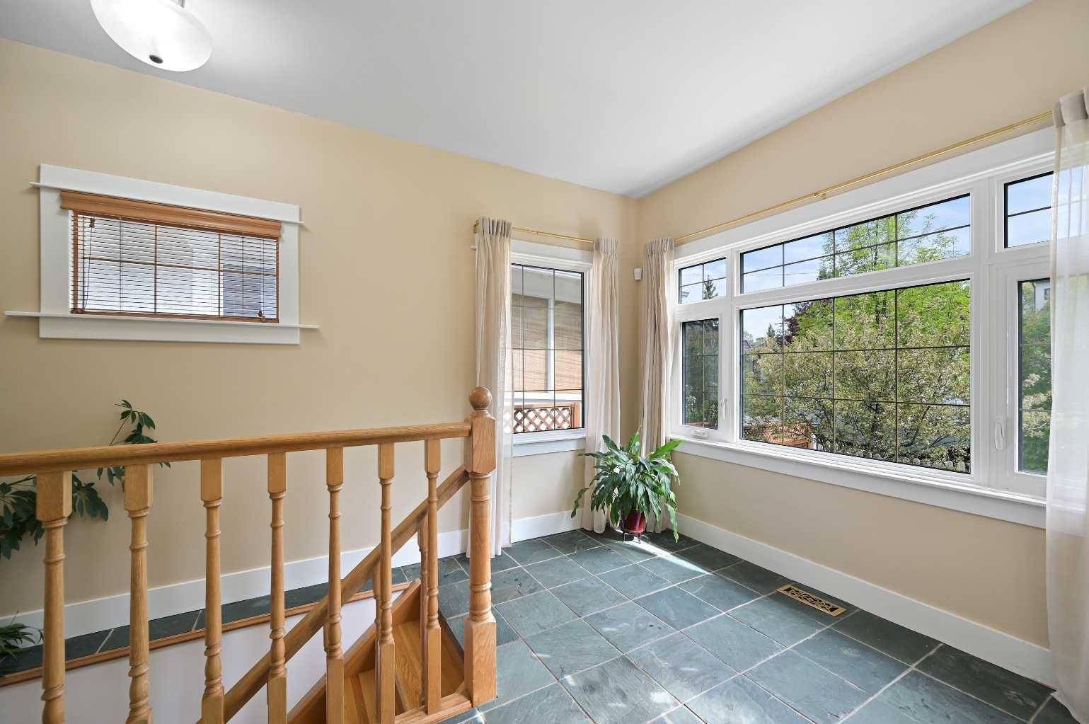 Calgary, AB T2E 0X2,314 10 AVE NE