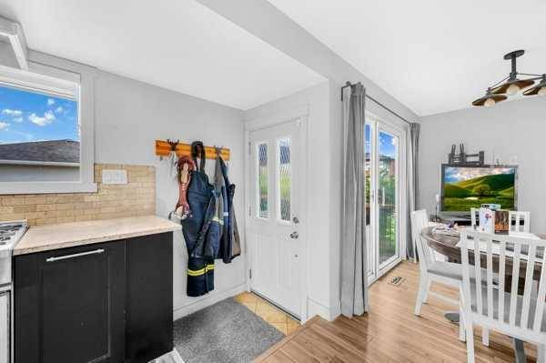 Calgary, AB T3E3T7,3143 45 ST SW