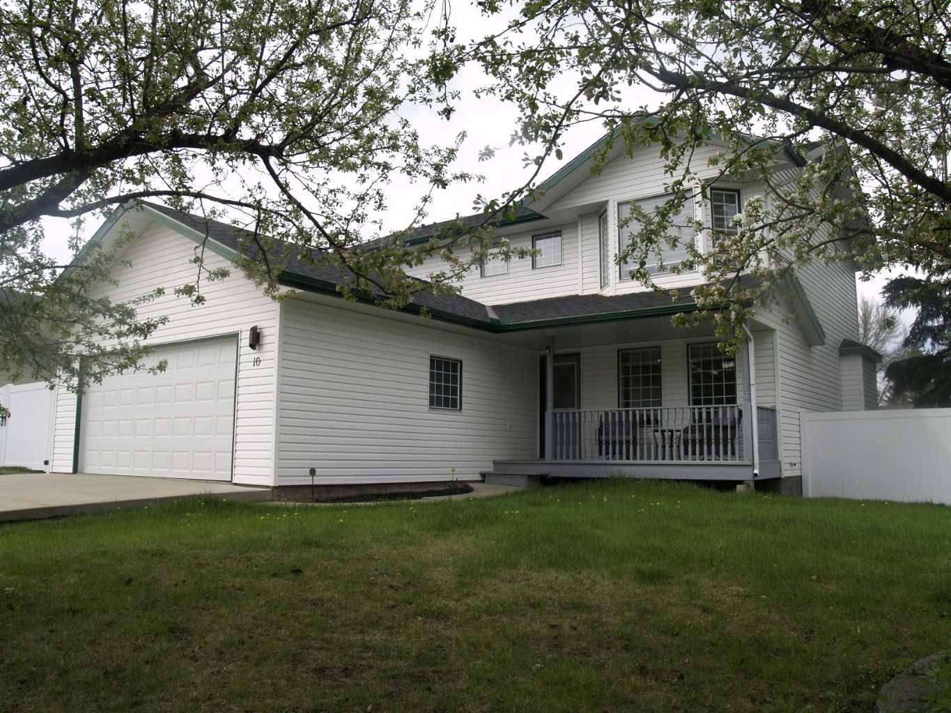 10 Pickwick LN, Lacombe, AB T4L 1T6