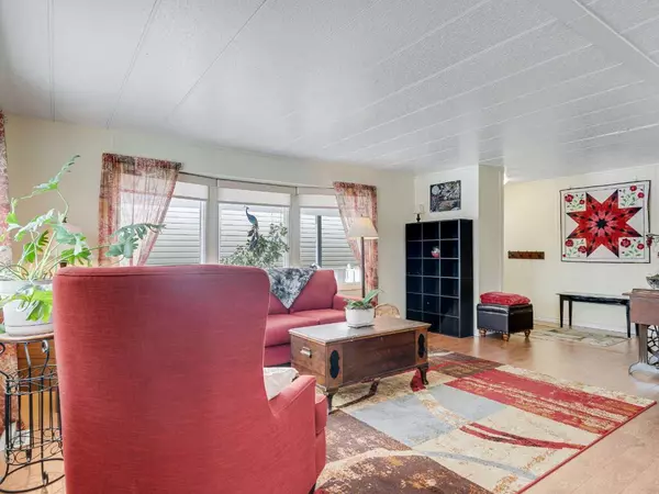 Calgary, AB T3G 4E4,99 Arbour Lake RD NW #271