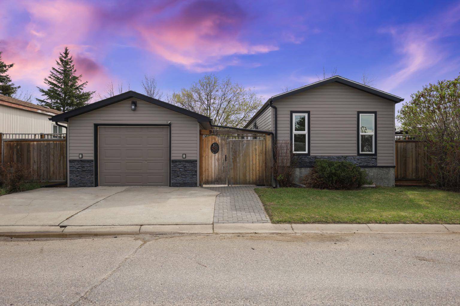 946 Briarwood CRES, Strathmore, AB T1P 1E8