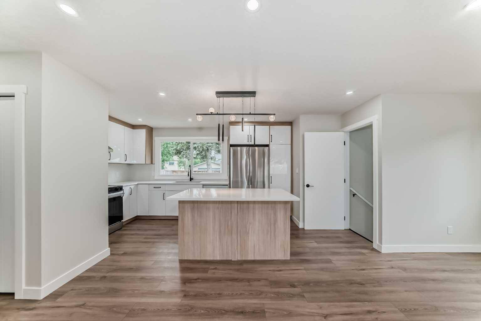Calgary, AB T2A 3T8,462 Penbrooke CRES SE