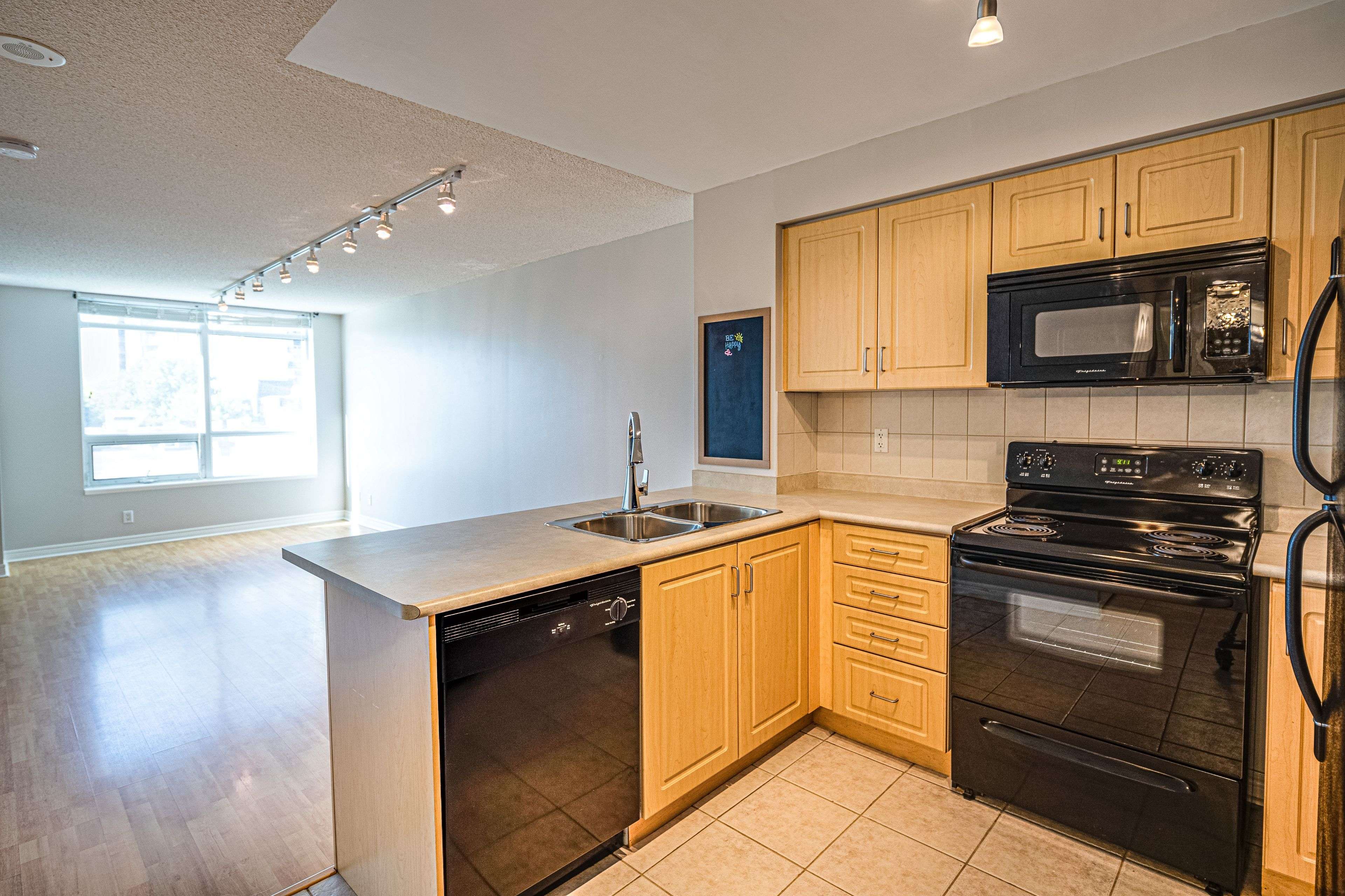 212 Eglinton AVE #402, Toronto C10, ON M4P 0A3
