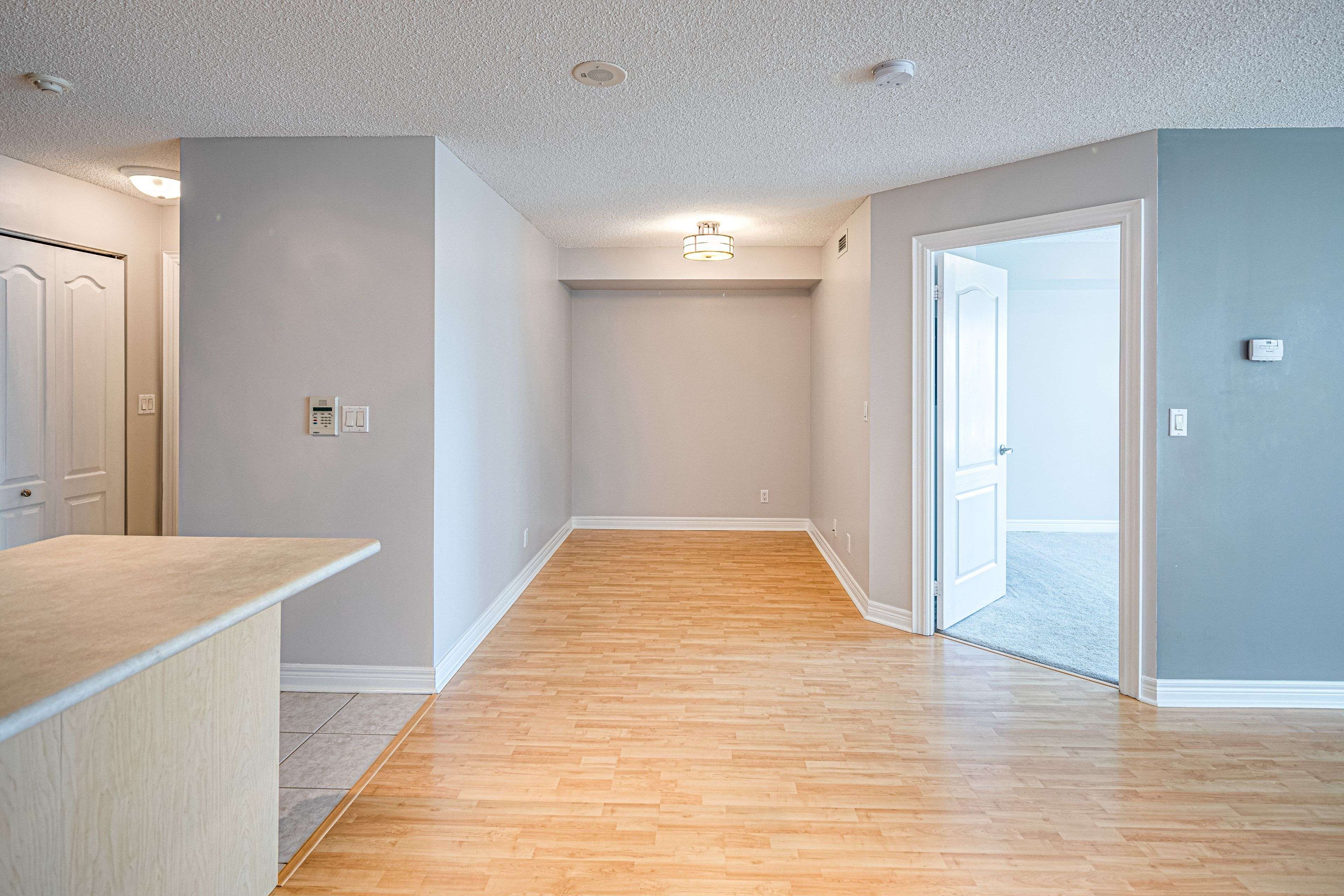 Toronto C10, ON M4P 0A3,212 Eglinton AVE #402