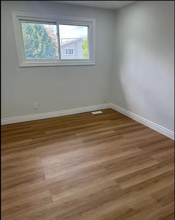 Burlington, ON L7N 3B8,608 Thornwood AVE