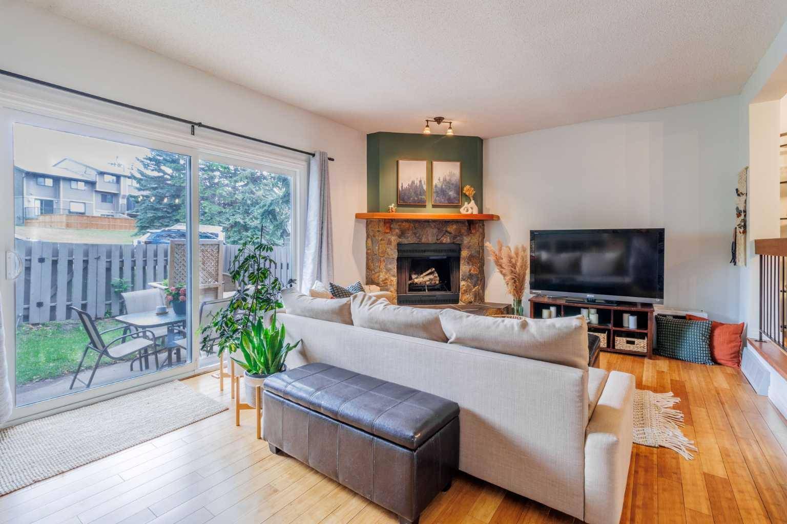 Calgary, AB T3E 6V3,174 Glamis TER Southwest