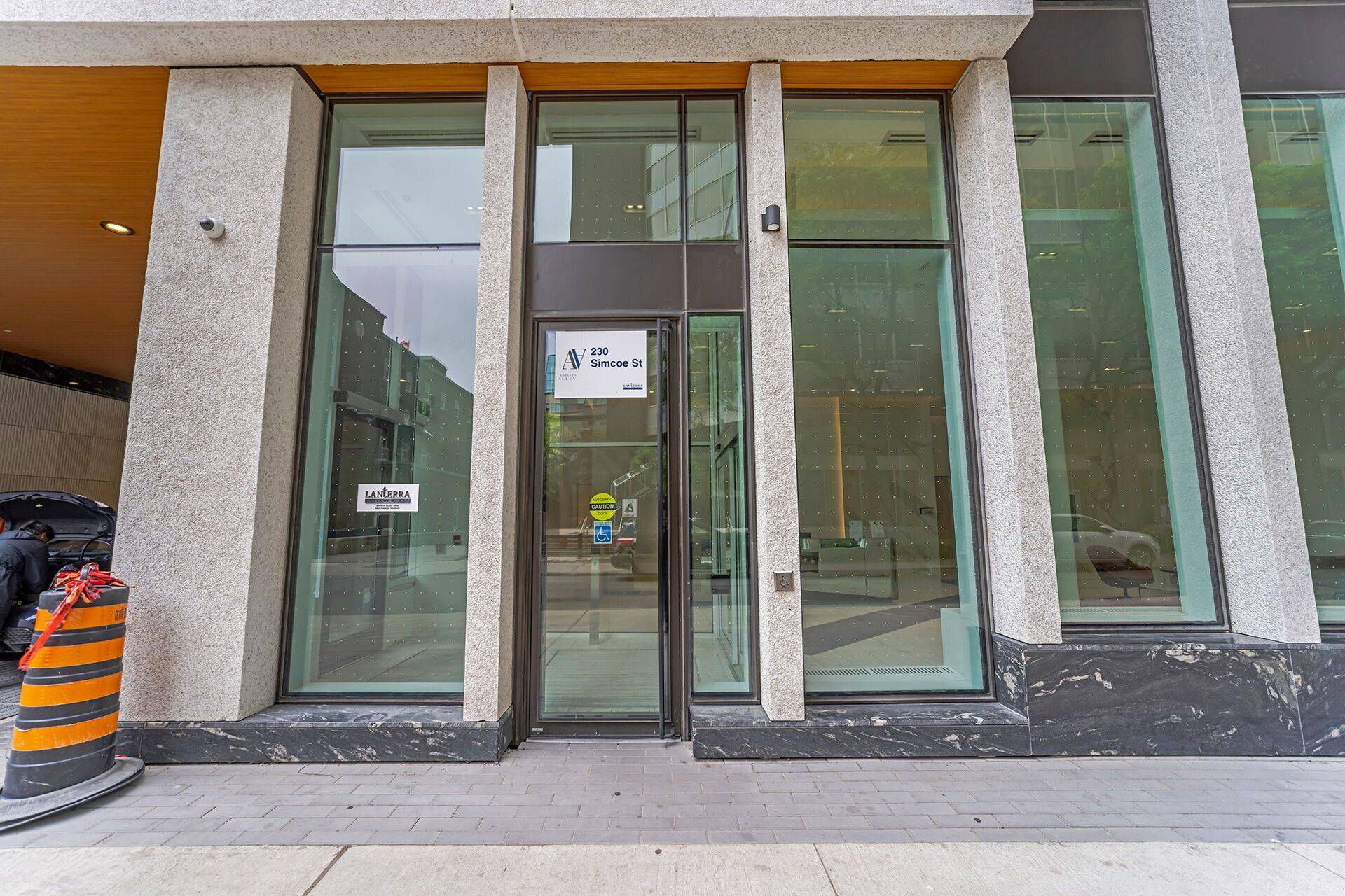 Toronto C01, ON L6X 2Y8,230 Simcoe ST #2818