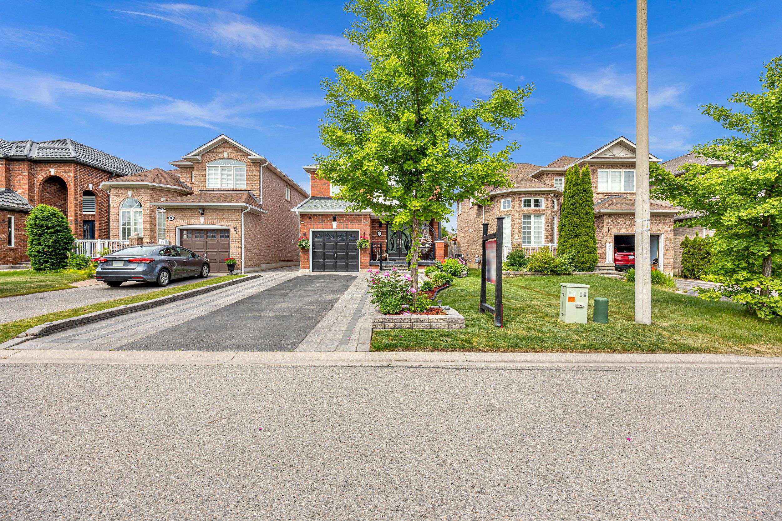 Whitby, ON L1R 3B2,6 Floree ST