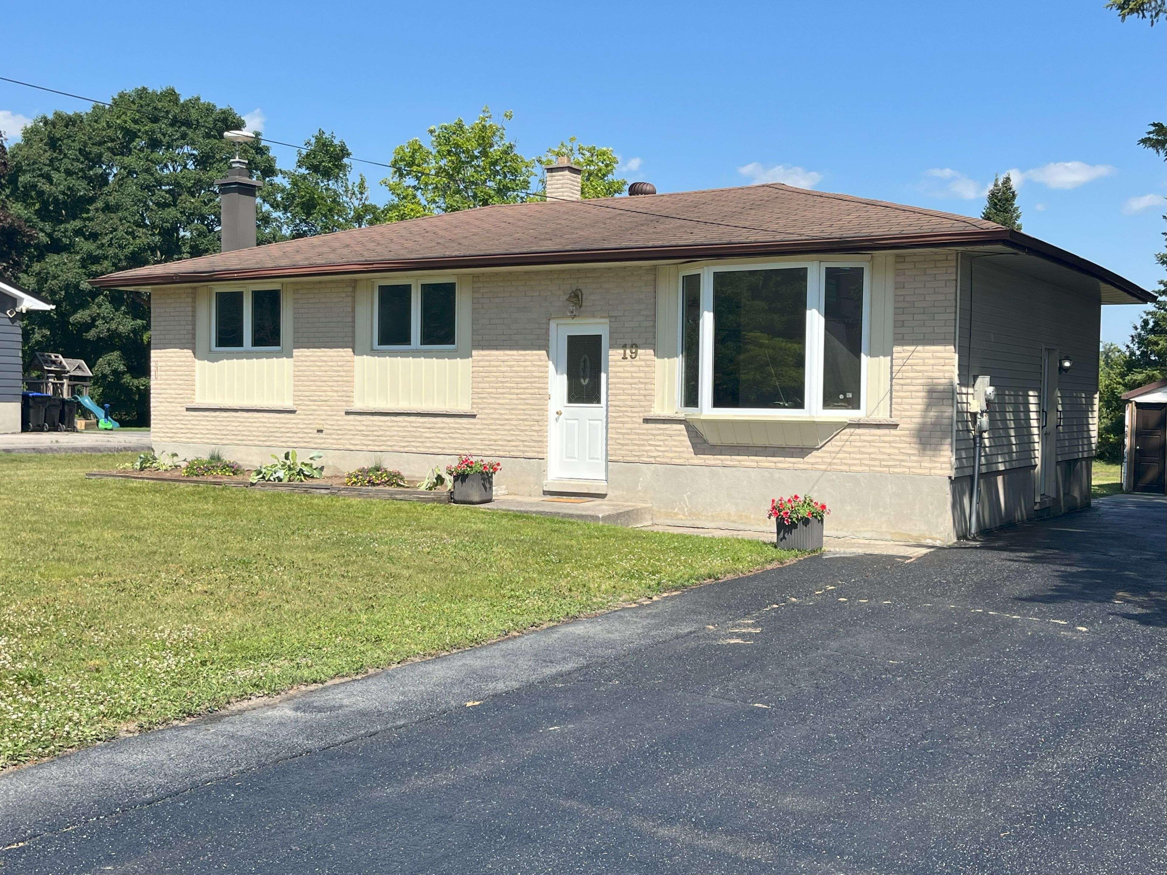 19 Finlay Mill RD, Springwater, ON L0L 1X1