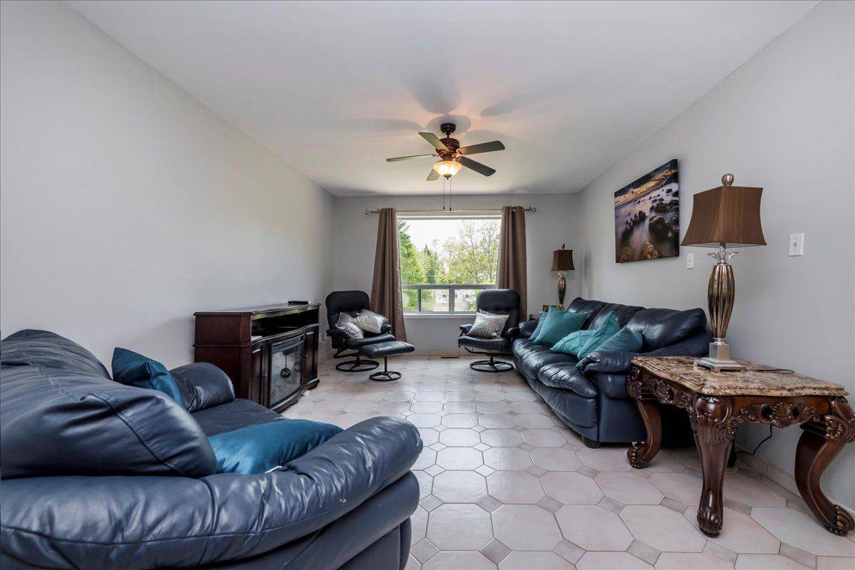 Wasaga Beach, ON L9Z 1X5,3 51st ST