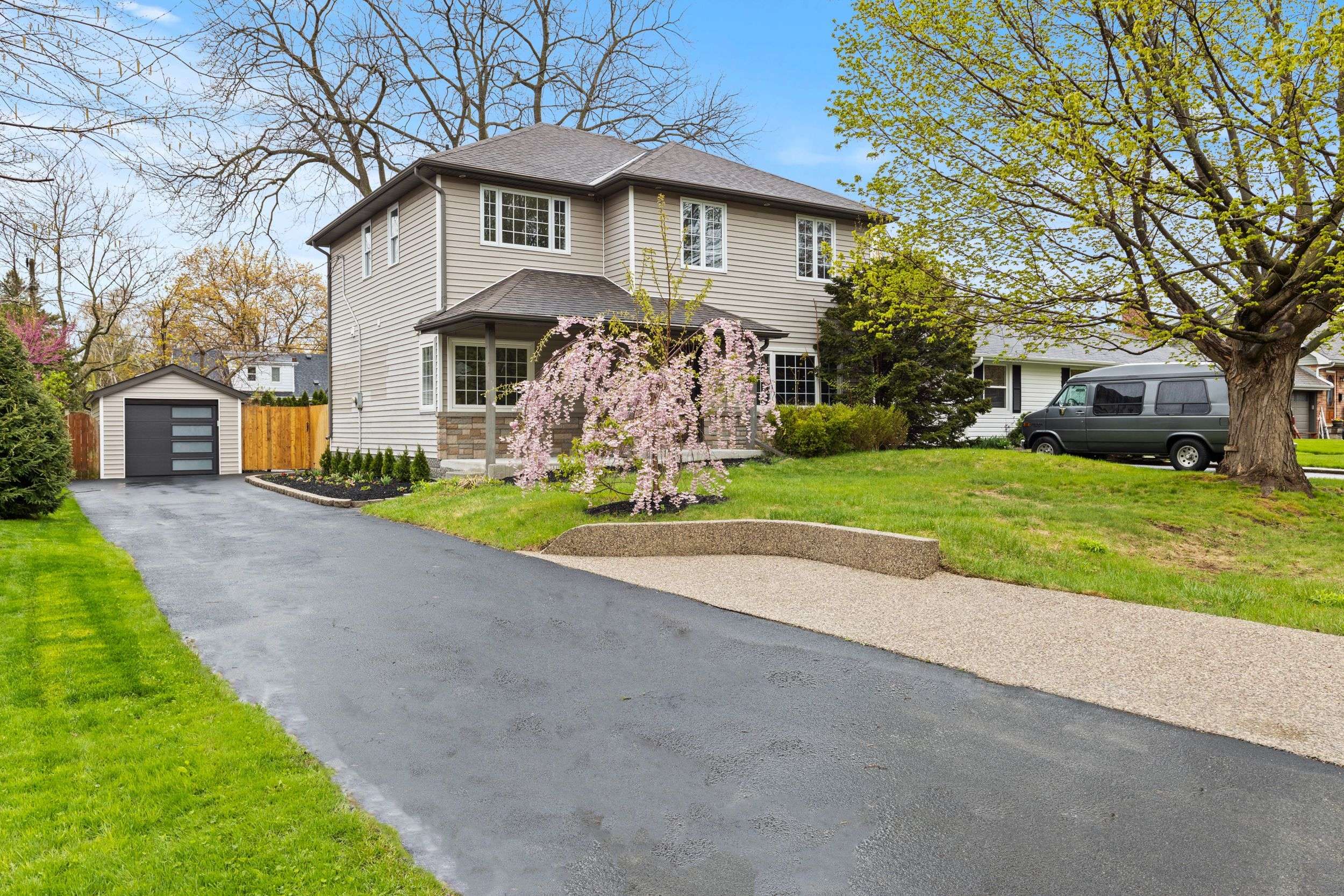 Burlington, ON L7T 3K1,944 Long DR