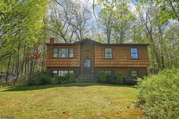 24 Hillsdale Dr, Vernon Twp., NJ 07461