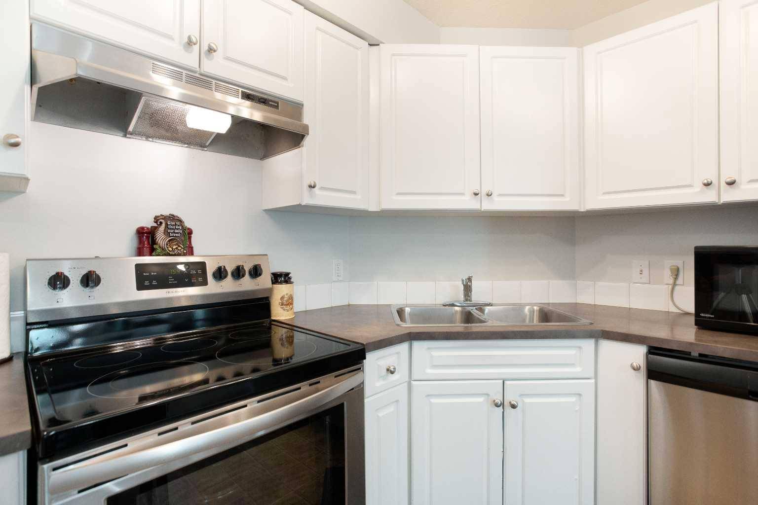Calgary, AB T2A 7Z4,2000 Applevillage CT SE #210