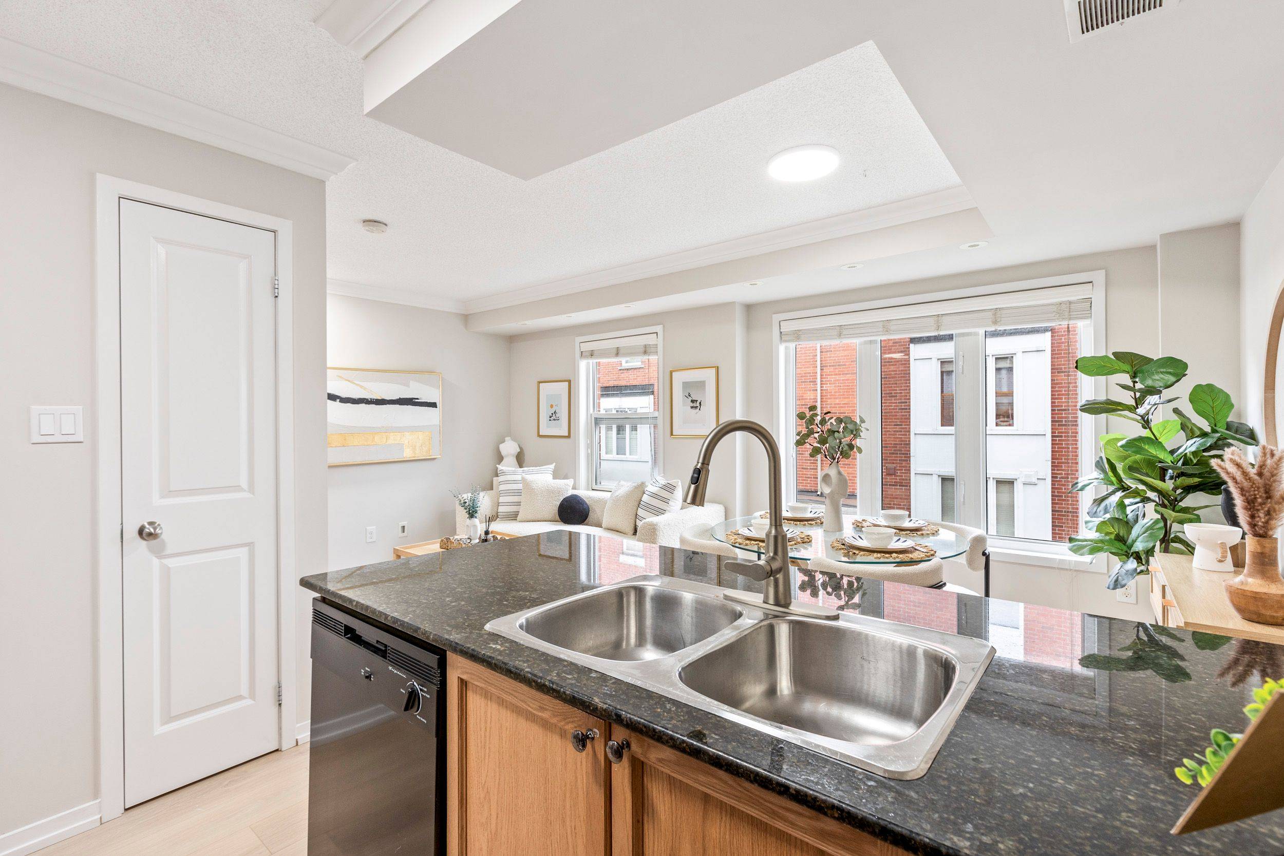 Toronto E01, ON M4M 3E8,29 Frances Loring LN #6