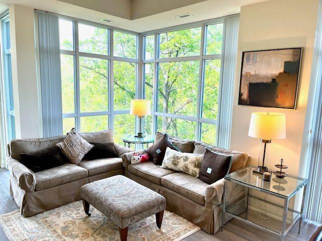 Richmond Hill, ON L4B 3V1,8763 Bayview AVE #228