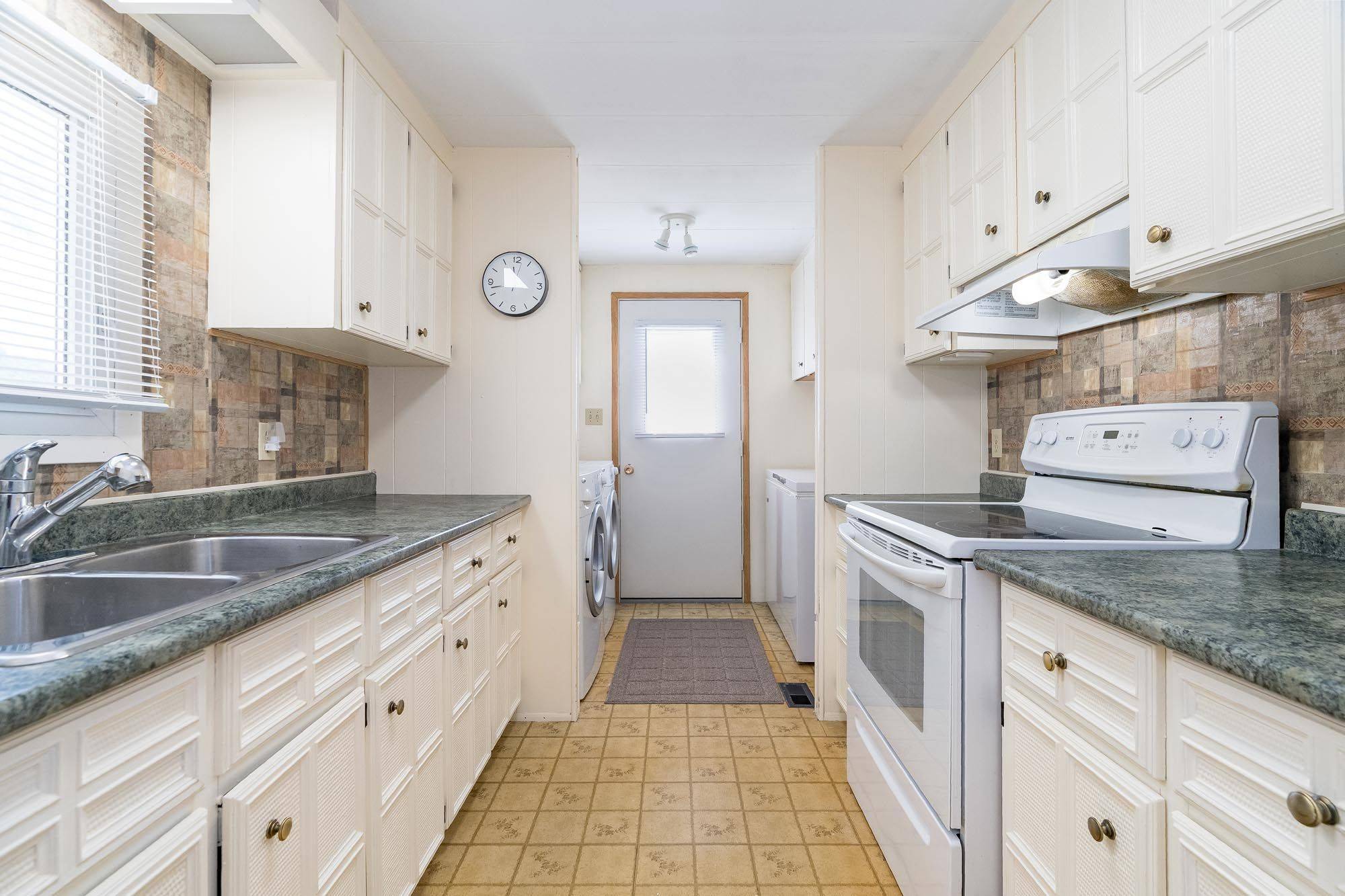 Innisfil, ON L9S 1P8,19 Mimosa DR