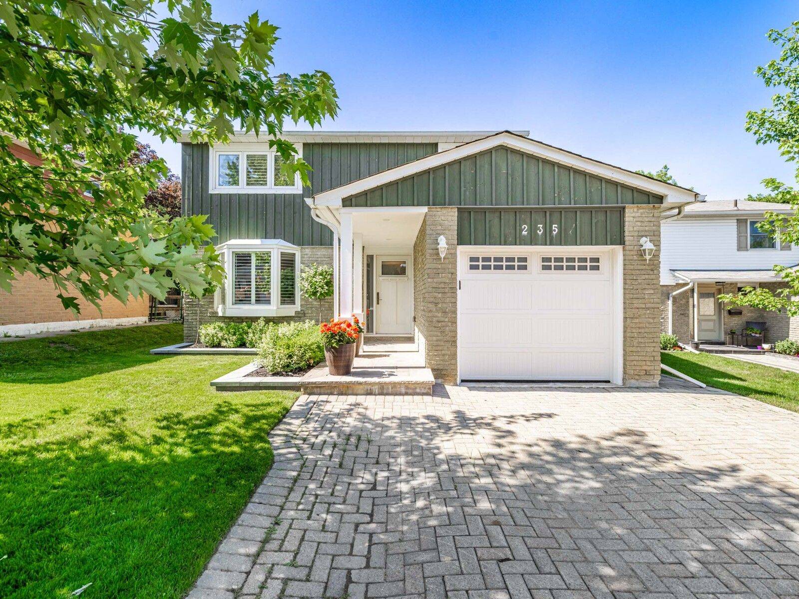 235 Robinson DR, Newmarket, ON L3Y 5M4