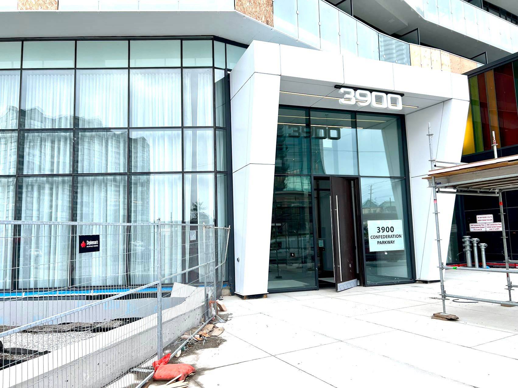 3900 Confederation Pkwy #1702, Mississauga, ON L5B 0M3