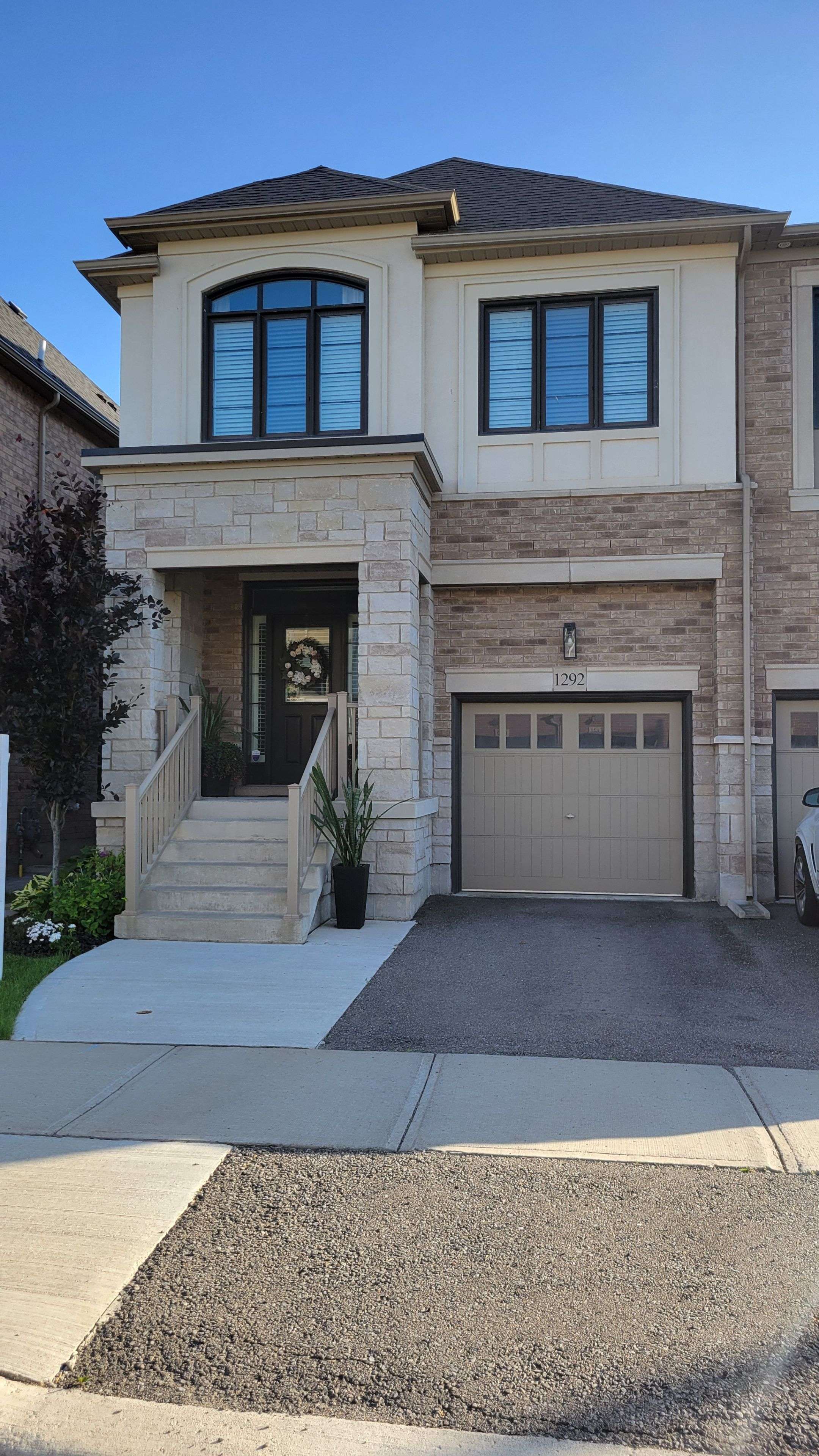 1292 Clarriage CT, Milton, ON L9E 1J4
