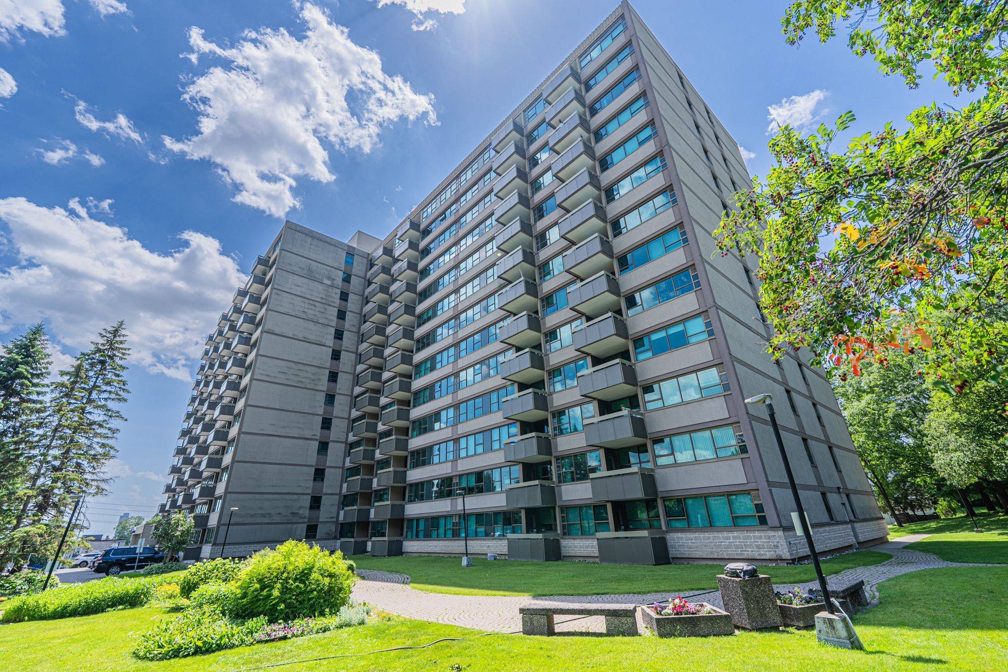 Manor Park - Cardinal Glen And Area, ON K1K 4C5,555 BRITTANY DR #1111