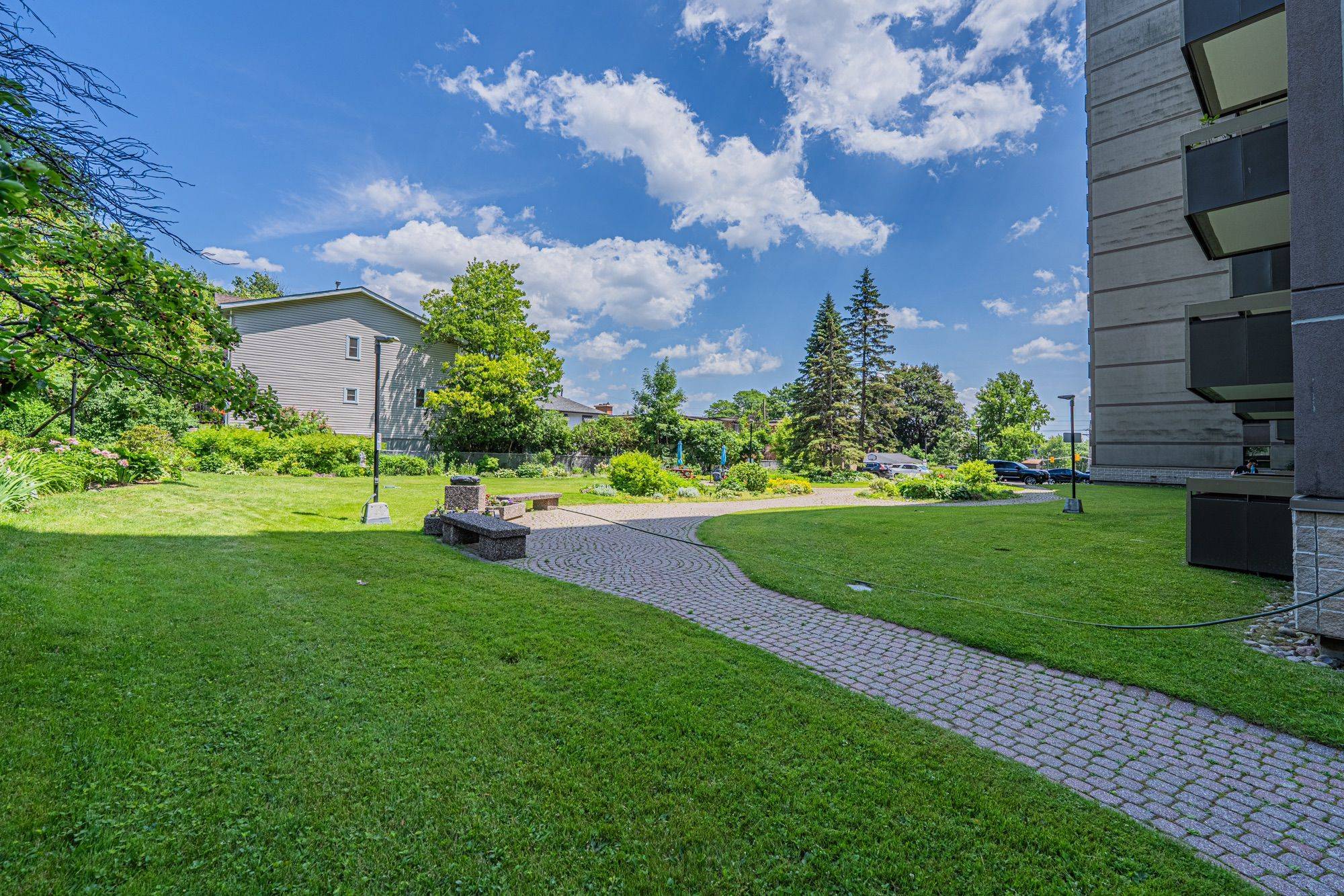 Manor Park - Cardinal Glen And Area, ON K1K 4C5,555 BRITTANY DR #1111