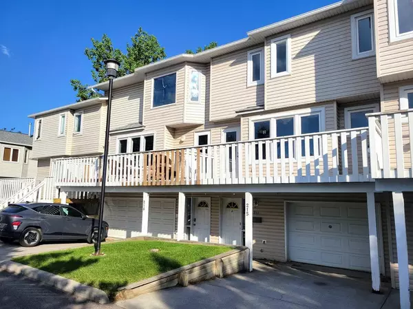 215 Killarney Glen CT SW, Calgary, AB T3E7H4
