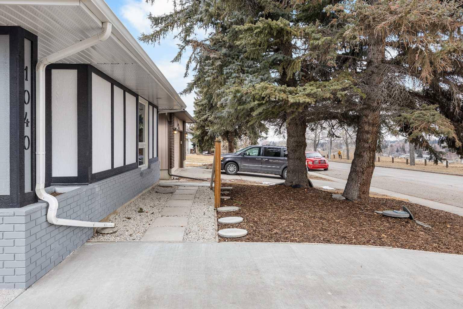 Calgary, AB T2J 3K2,1040 Lake Ontario DR SE