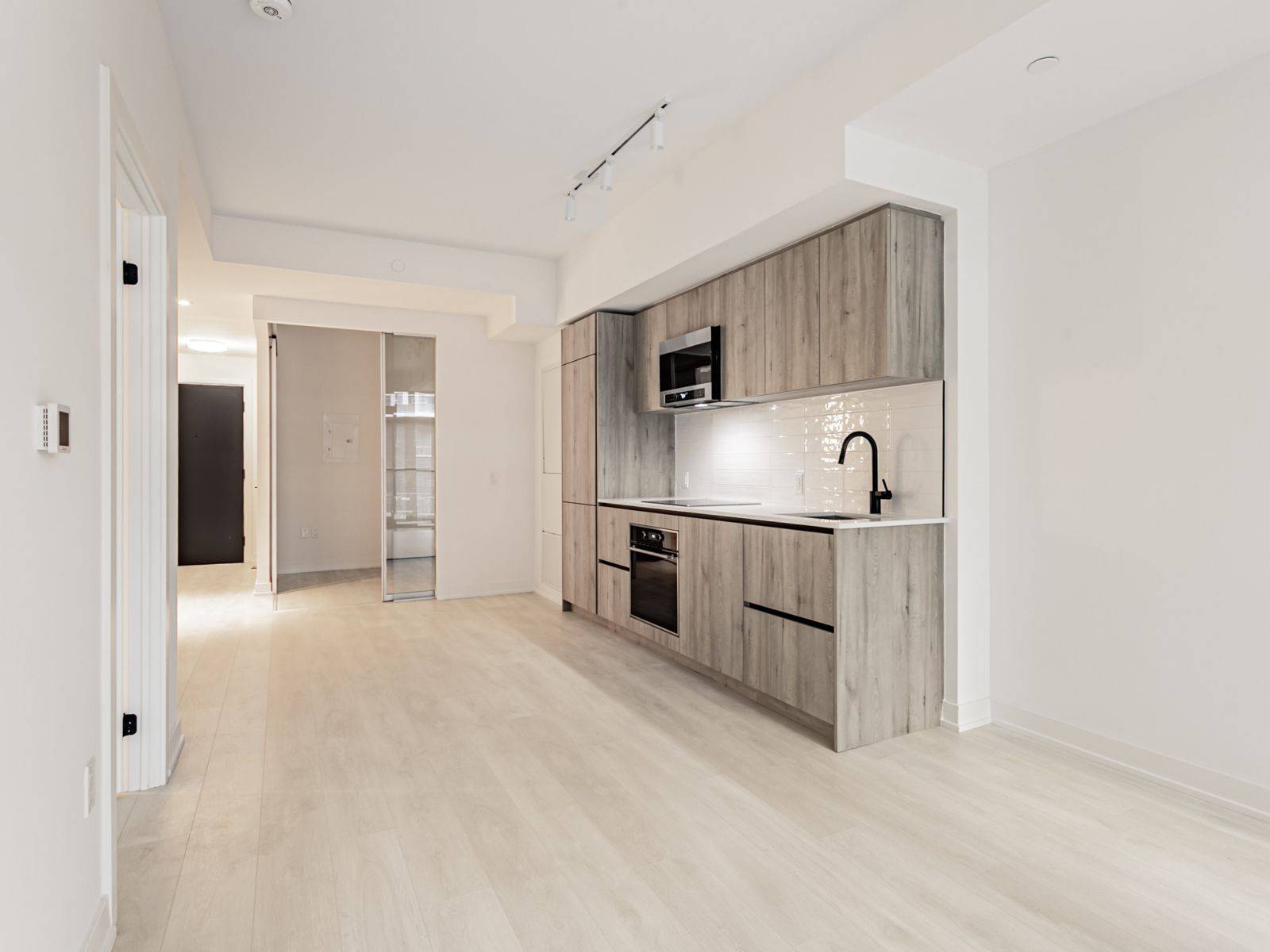 Toronto C10, ON M4P 1V3,117 Broadway AVE #209N
