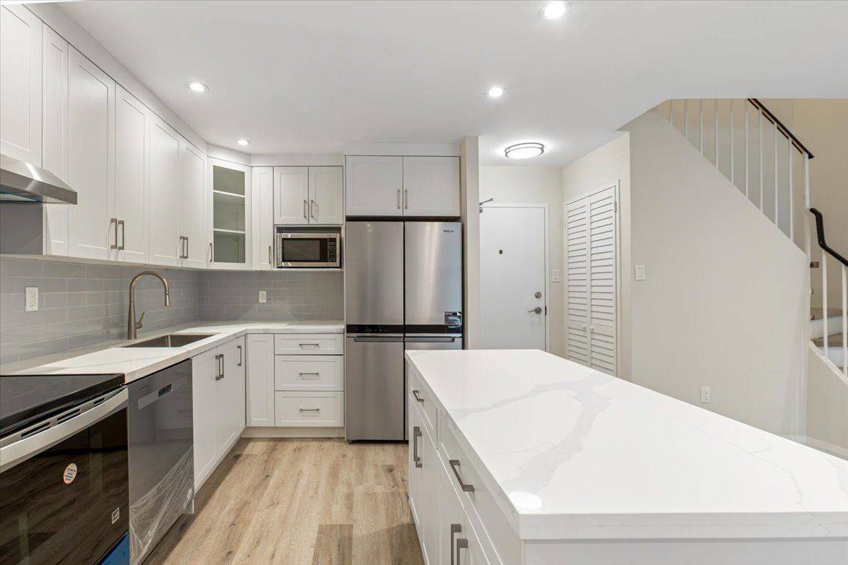 Markham, ON L3T 4T4,16 Elgin ST ##142