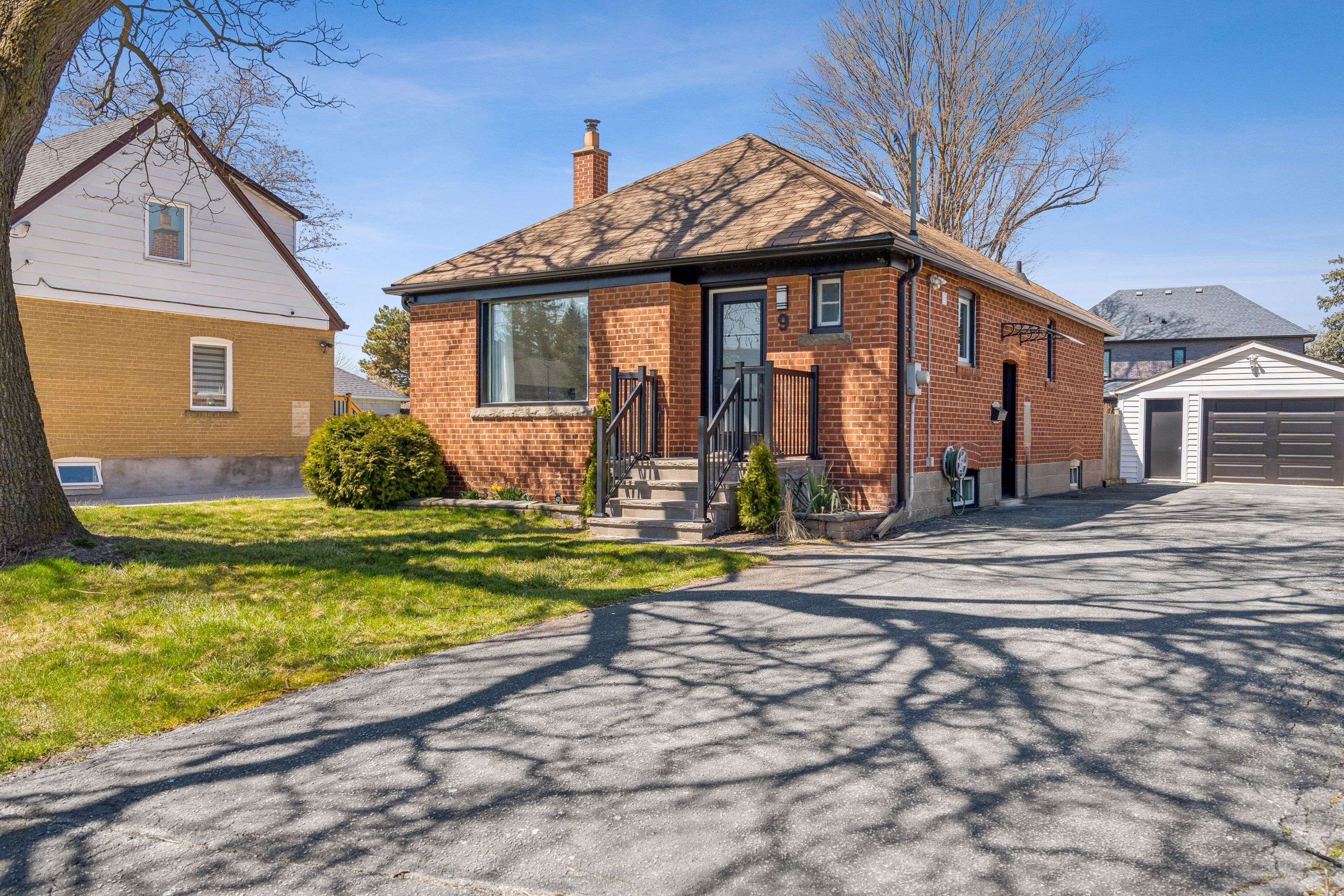 9 Nordale CRES, Toronto W04, ON M6M 2Z9