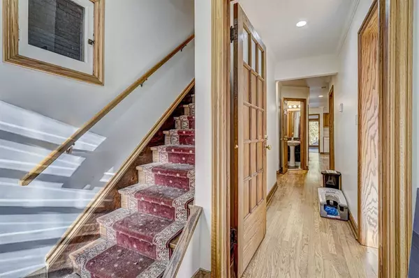 Toronto C03, ON M4R 1E6,98 Roselawn AVE