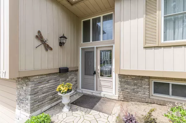 Newmarket, ON L3Y 3B9,817 Elgin ST