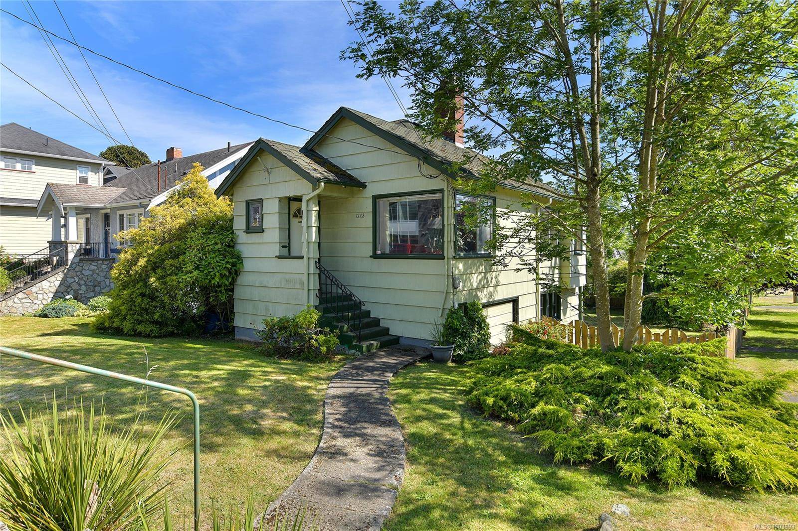 1113 Esquimalt Rd, Esquimalt, BC V9A 5A3