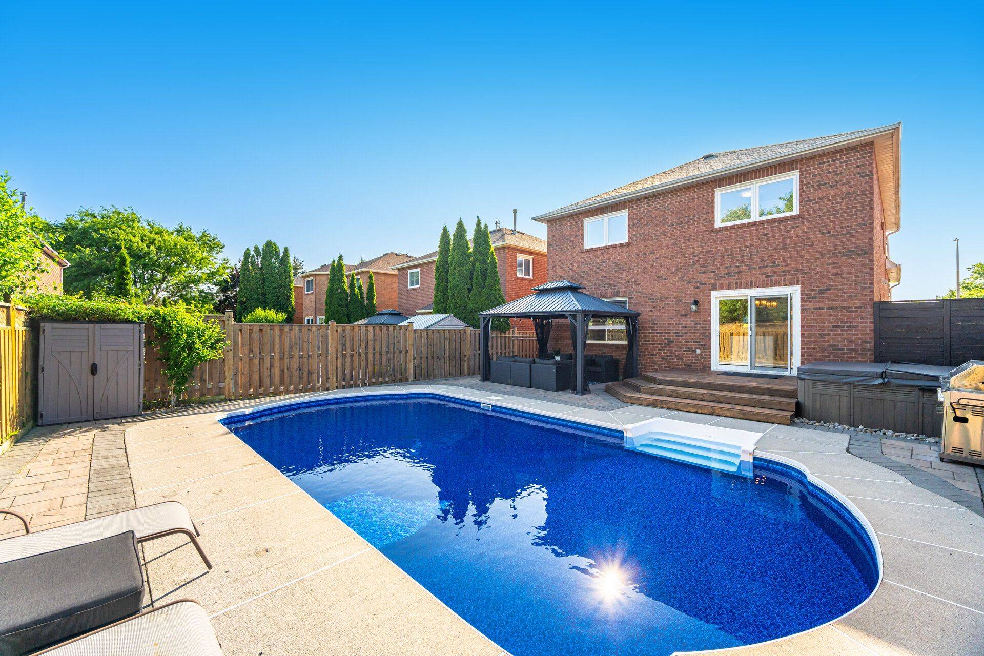 Whitby, ON L1R 1Y3,61 Fencerow DR