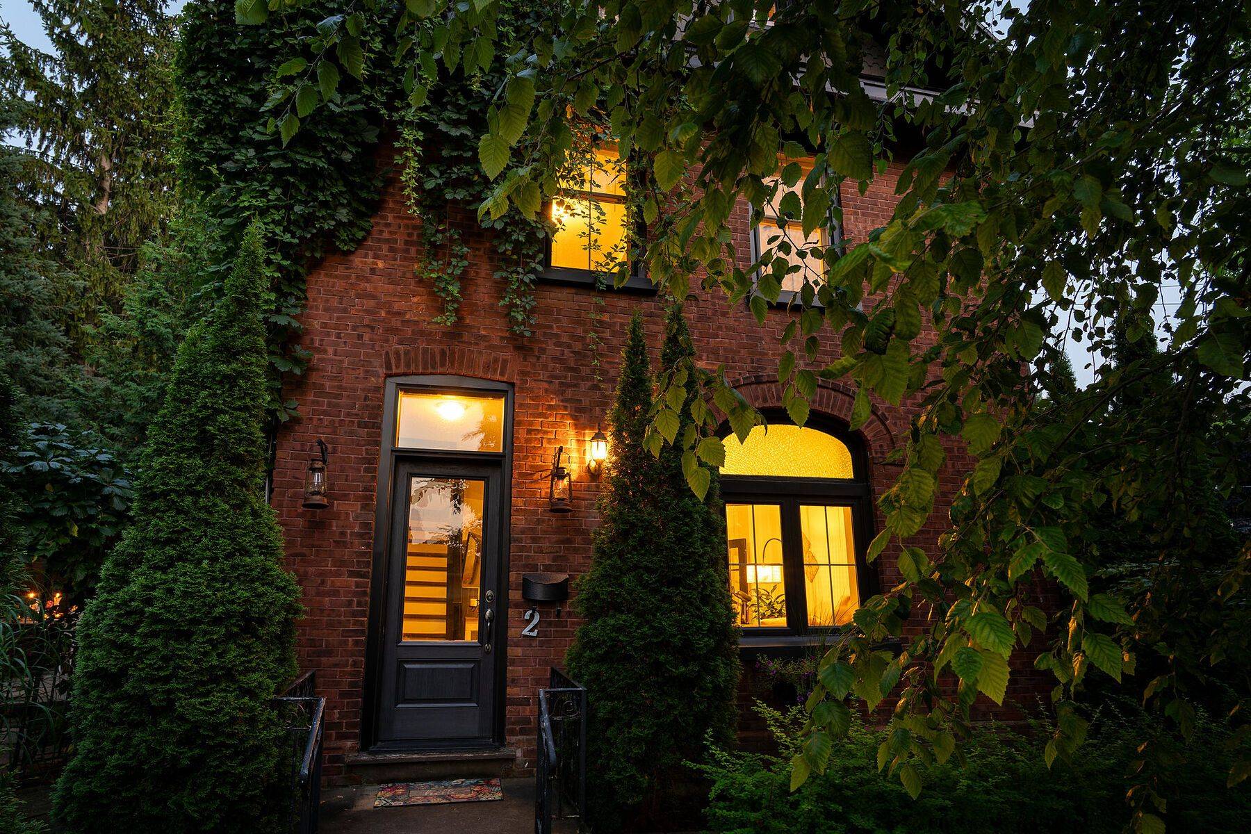 Collingwood, ON L9Y 1P4,2 Erie ST