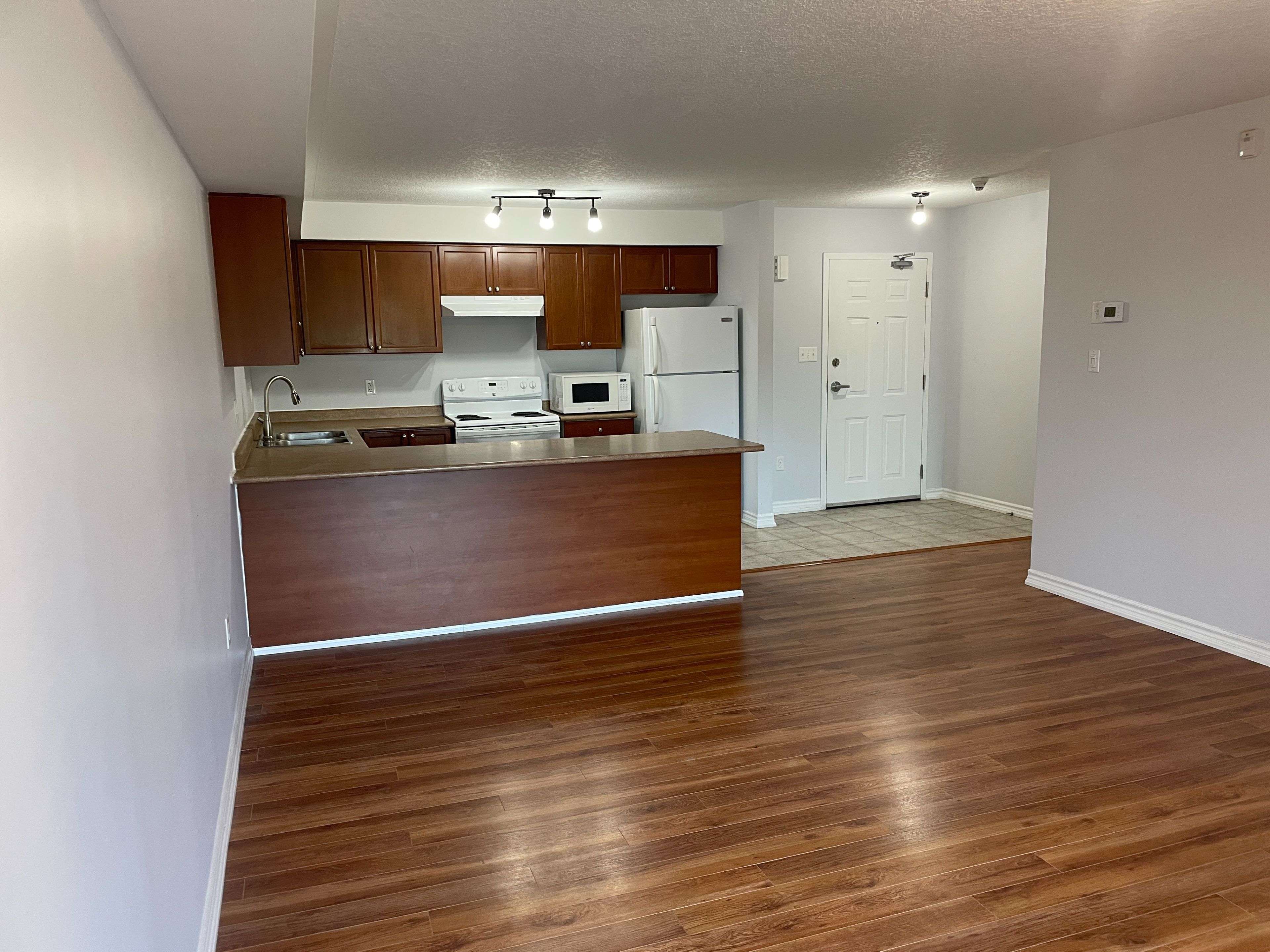 Barrie, ON L4N 6L9,41 Coulter ST #15